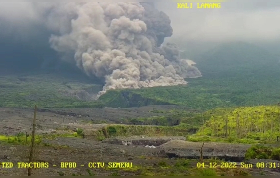 Gunung Semeru di Lumajang, Jawa Timur kembali erupsi pada Minggu (04/12/2022) pagi.