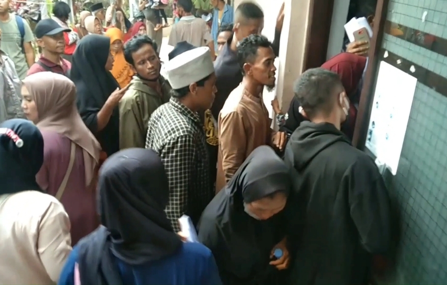 Ribuan warga dari sembilan kecamatan di Kabupaten Lebak, Banten yang ingin mendapatkan bantuan langsung tunai (BLT) BBM membeludak di kantor Kecamatan Rangkasbitung sejak Sabtu pagi (3/12/2022).