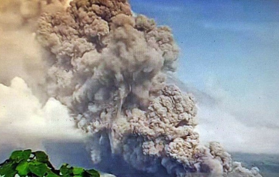 Awan panas guguran (APG) Gunung Semeru terpantau dari CCTV Pos Pantau PVBMG pukul 06.30 WIB, Kabupaten Lumajang, Jawa Timur, Minggu 4 Desember 2022. 