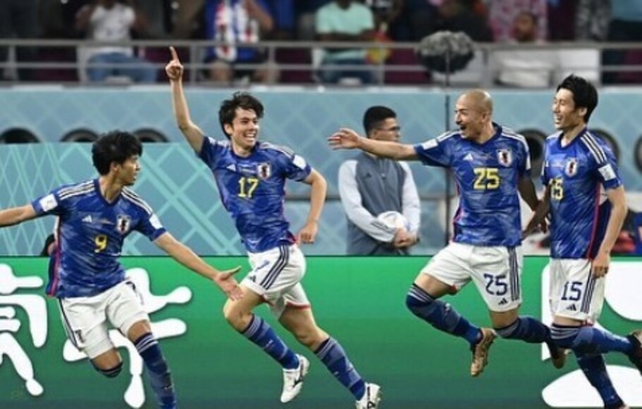 Pemain Jepang, Ao Tanaka (kedua dari kiri) merayakan gol yang dicetaknya ke gawang Spanyol.