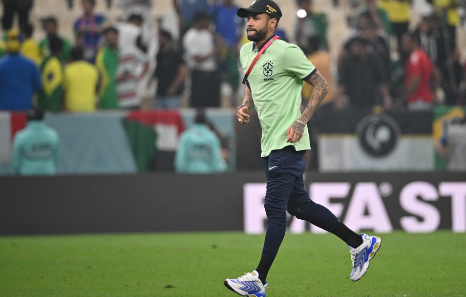 Bintang Brasil, Neymar memasuki lapangan usai laga melawan Kamerun di laga terakhir grup Piala Dunia 2022 melawan Korea Selatan.