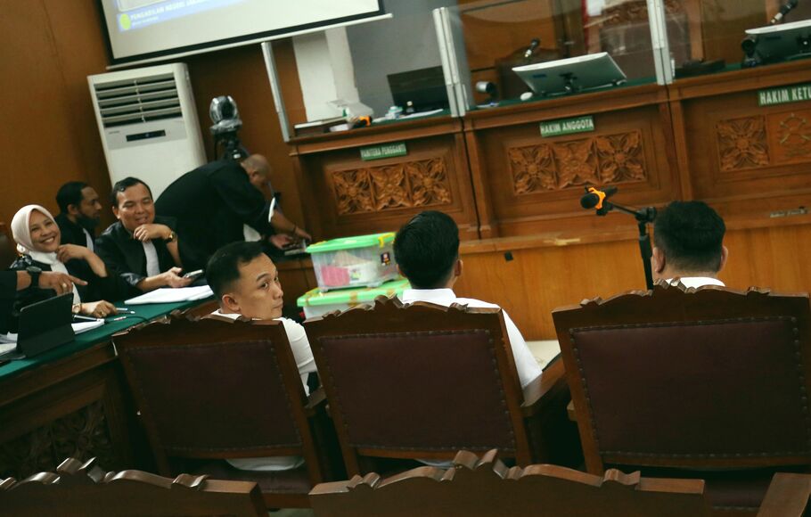 Terdakwa pembunuhan berencana terhadap Nofriansyah Yosua Hutabarat atau Brigadir J, Ricky Rizal alias RR (kiri), dalamm sidang lanjutan kasusnya di Pengadilan Negeri Jakarta Selatan, Senin 5 Desember 2022.