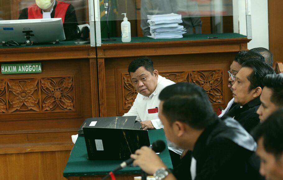 Terdakwa pembunuhan berencana terhadap Nofriansyah Yosua Hutabarat atau Brigadir J, Kuat Maruf alias KM, menyimak kesaksian terdakwa lainnya, Ricky Rizal alias RR dalam sidang lanjutan di Pengadilan Negeri Jakarta Selatan, Senin 5 Desember 2022.