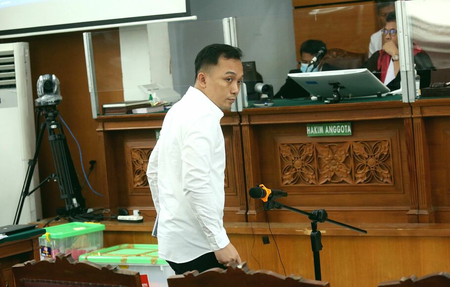 Terdakwa pembunuhan berencana terhadap Nofriansyah Yosua Hutabarat atau Brigadir J, Ricky Rizal alias RR (kiri), dalamm sidang lanjutan kasusnya di Pengadilan Negeri Jakarta Selatan, Senin 5 Desember 2022. 