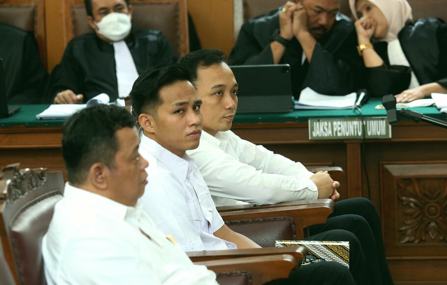 Terdakwa pembunuhan berencana terhadap Nofriansyah Yosua Hutabarat atau Brigadir J, Ricky Rizal (kanan), Richard Eliezer (tengah) dan Kuat Ma'ruf (kiri), menunggu dimulainya sidang lanjutan kasus mereka di Pengadilan Negeri Jakarta Selatan, Senin 5 Desember 2022.