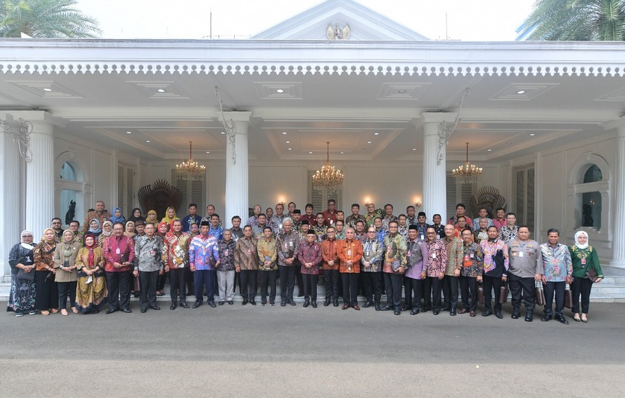 Ganjar Pranowo menghadiri peresmian 26 Mal Pelayanan Publik yang diinisiasi oleh Menteri Pendayagunaan Aparatur Negara dan Reformasi Birokrasi (PANRB) di Istana Wakil Presiden pada Senin, 5 Desember 2022.