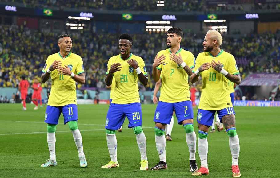 Pemain Brasil (dari kiri) Raphinha, Vinicius Junior, Lucas Paqueta, dan Neymar merayakan gol ke gawang Korea Selatan.