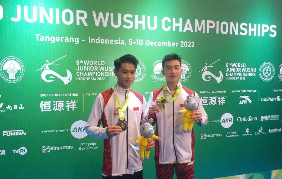 Atlet Wushu Indonesia yakni Josh Tiesto Tanto dan Rainer Reinaldy Ferdiansyah berhasil meraih dua medali emas dari nomor Taolu pada hari pertama Kejuaraan Dunia Wushu Junior VIII/2022 yang digelar di Ice BSD City Tangerang, Banten, Selasa 6 Desember 2022.