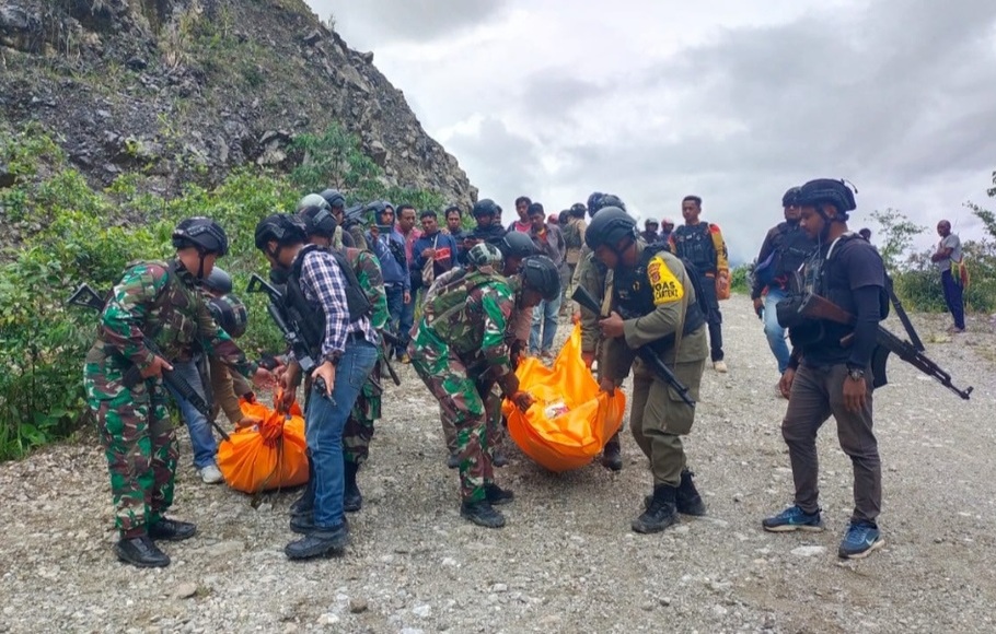 Aparat gabungan saat mengevakuasi 3 tukang ojek korban tembak KKB di kabupatrn Pegunungan Bintang Papua.