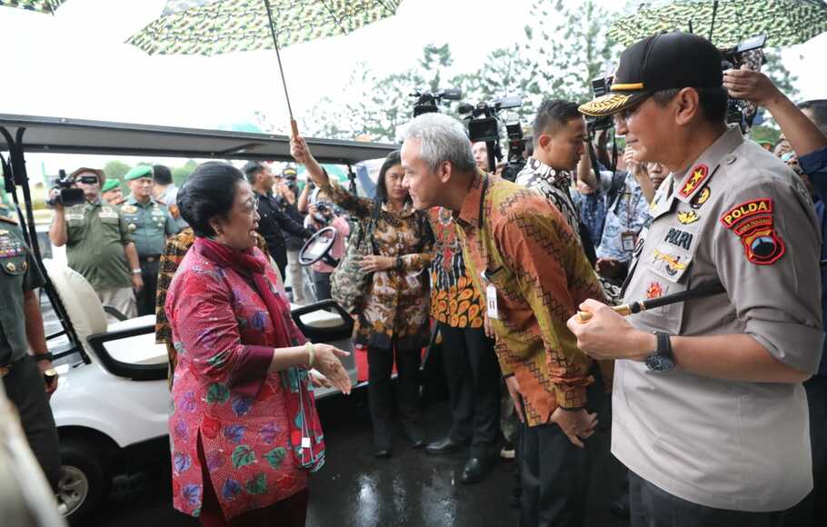 Ketua Umum PDI Perjuangan, Megawati Soekarnoputri dan Gubernur Jawa Tengah Ganjar Pranowo.