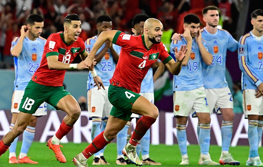 Kegembiraan pemain Maroko dengan latar belakang para pemain Spanyol. Spanyol kalah adu penalti pada babak 16 besar Piala Dunia 2022 di Qatar, Rabu, 7 Desember 2022.