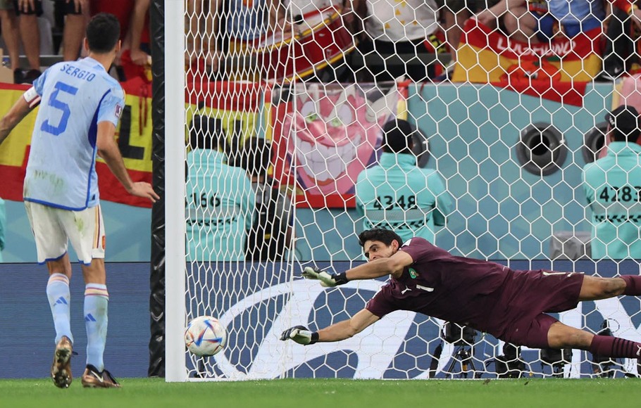 Kapten tim Spanyol Sergio Busquet gagal mengekseskusi penalti. Spanyol kalah dari Maroko dalam adu penalti pada babak 16 besar Piala Dunia 2022 di Qatar, Rabu, 7 Desember 2022.