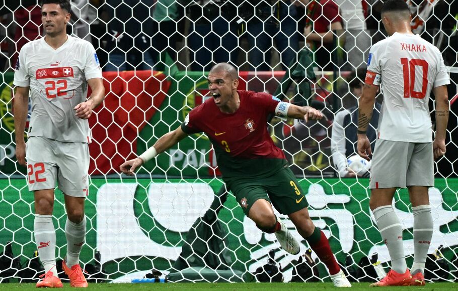 Bek Portugal, Pepe, merayakan gol ke gawang Swiss dalam 16 besar Piala Dunia 2022.