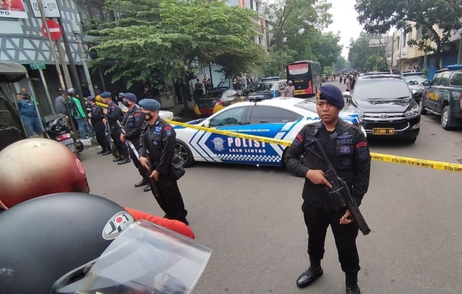 Personel Brimob berjaga di kawasan sekitar Polsek Astanaanyar, Kota Bandung, Jawa Barat, Rabu, 7 Desember 2022.