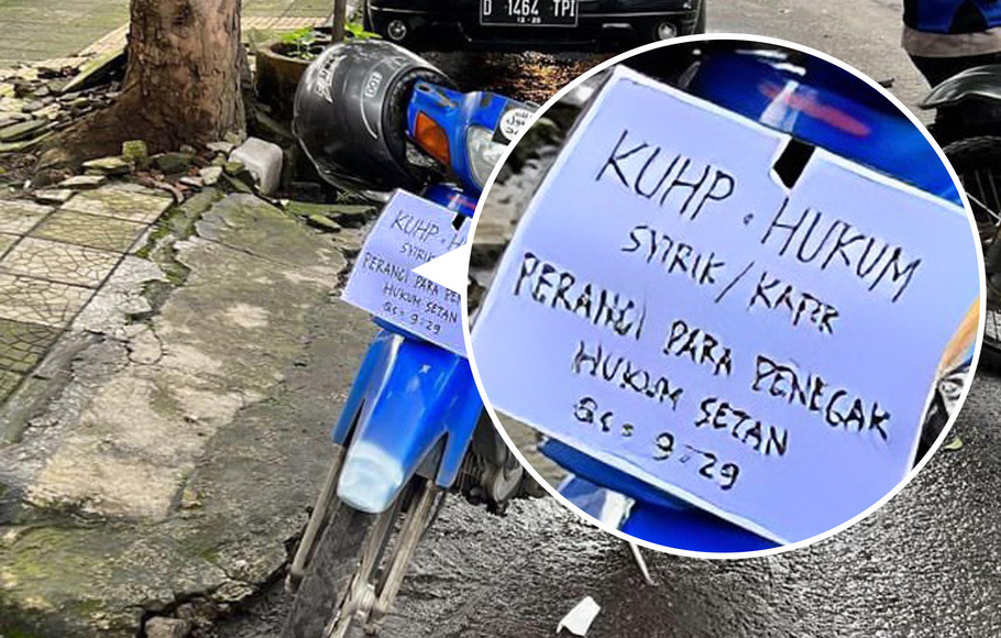 Tulisan pada motor yang diduga dipakai oleh pelaku bom bunuh diri di Mapolres Astana Anyar, Bandung, Rabu, 7 Desember 2022.