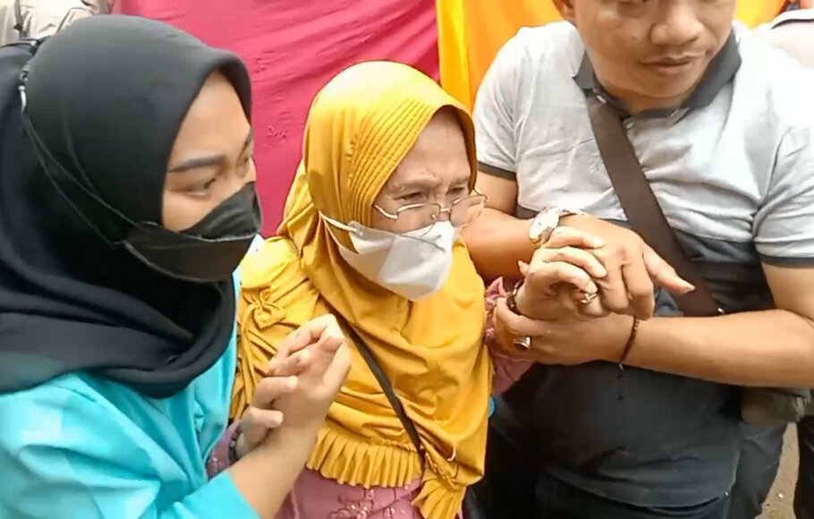 Jenazah Anggota Polsek Astana Anyar, Aipda Sofyan yang menjadi korban bom Bandung, tiba di rumah duka Jalan Terusan Cibogo Atas, Kota Bandung, Jawa Barat (Jabar), pukul 15.00 WIB, Rabu, 7 Desember 2022.