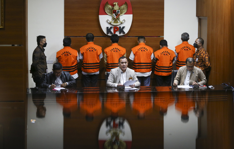 Ketua KPK Firli Bahuri (tengah) bersama Deputi Bidang Penindakan KPK Karyoto (kiri) dan Juru Bicara KPK Ali Fikri (kanan) memberikan keterangan pers terkait penangkapan Bupati Bangkalan Abdul Latif Amin Imron di Gedung Merah Putih KPK, Jakarta, Rabu, 7 Desember 2022.