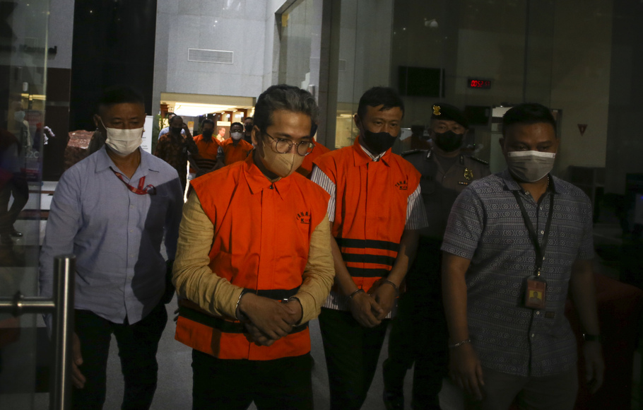 Bupati Bangkalan Abdul Latif Amin Imron (kedua kiri) bersama sejumlah tersangka lainnya memakai rompi tahanan usai ditangkap oleh KPK di Gedung Merah Putih KPK, Jakarta, Rabu, 7 Desember 2022.
