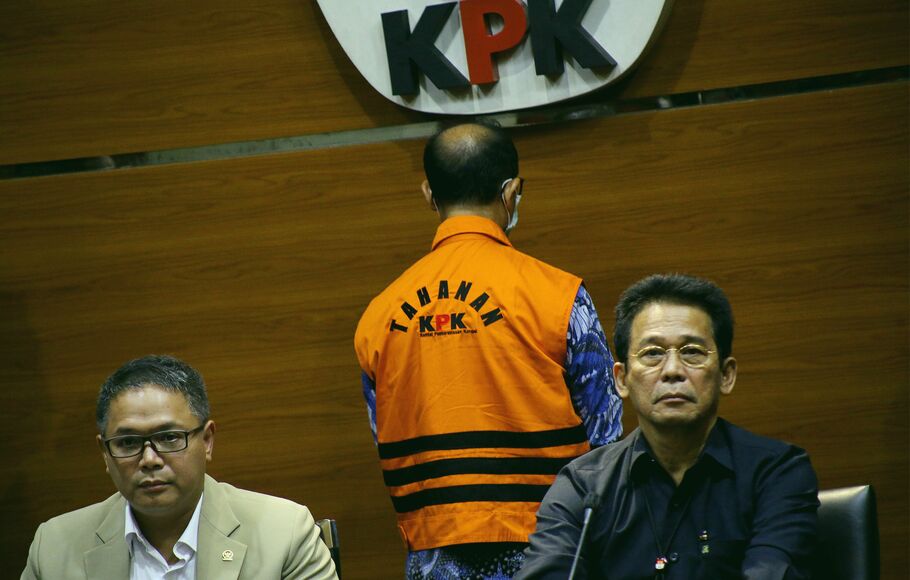 Wakil Ketua KPK Johanis Tanak (kanan) didampingi Komisioner Komisi Yudisial Binziad Kadafi (kiri) memberikan keterangan terkait penahanan tersangka kasus dugaan suap penanganan perkara di Mahkamah Agung (MA) Gazalba Saleh (belakang) di gedung KPK, Jakarta, Kamis 8 Desember 2022.