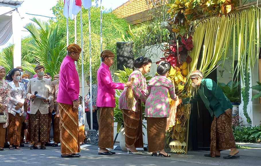 Presiden Joko Widodo bersama keluarga melakukan pemasangan bleketepe dan tradisi tuwuhan jelang pernikahan Kaesang Pangarep.