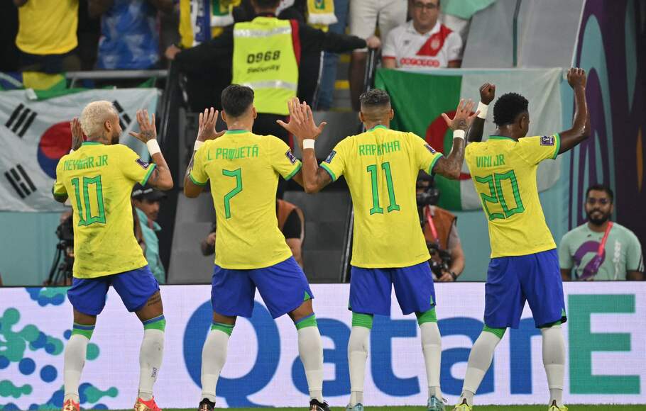 Selebrasi menari pemain Brasil dalam merayakan gol yang dicetak.