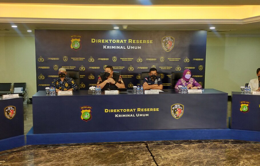 Konferensi pers terkait 1 keluarga tewas di Kalideres, di Mapolda Metro Jaya, Jakarta, Jumat 9 Desember 2022.