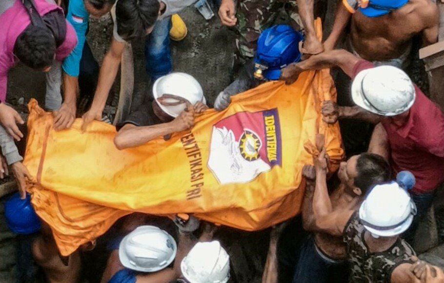 Petugas gabungan mengevakuasi jenazah pekerja korban ledakan tambang batu bara Sawahlunto  yang dikelola PT Nusa Alam Lestari (PT NAL) di Desa salak, Kecamatan Talawi, Sawahlunto, Sumatera Barat, Jumat 9 Desember 2022. 