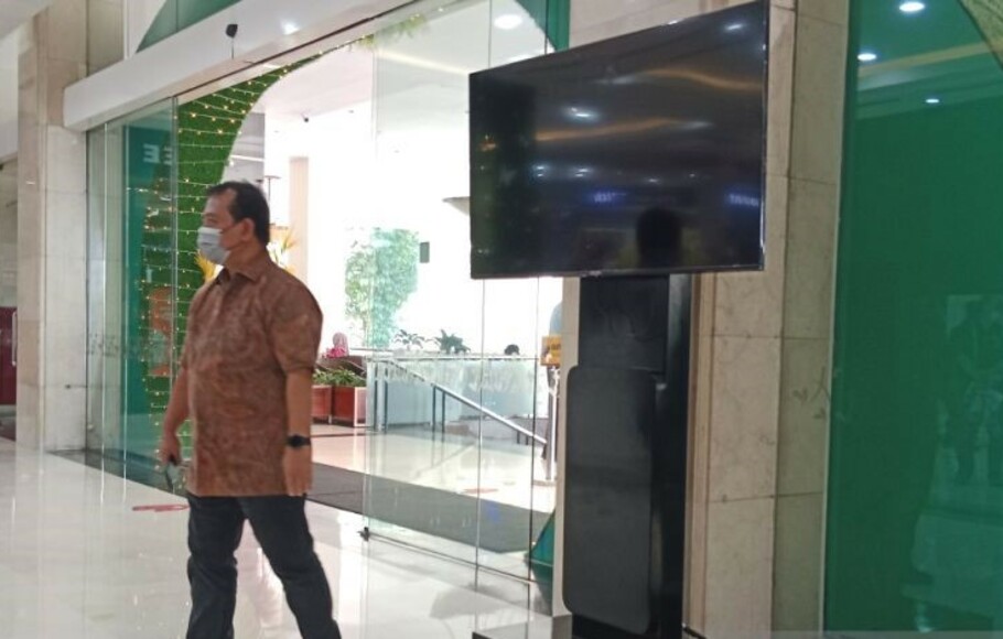 General Manajer Plaza Ambarrukmo Surya Ananta menunjukkan layar monitor yang disiapkan panitia pernikahan Kaesang-Erina di Mal Plaza Ambarrukmo, Sleman, Jumat 9 Desember 2022 