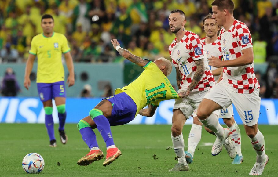 Gelandang Kroasia Marcelo Brozovic (ketiga kanan) menarik kaos penyerang Brasil Neymar.
