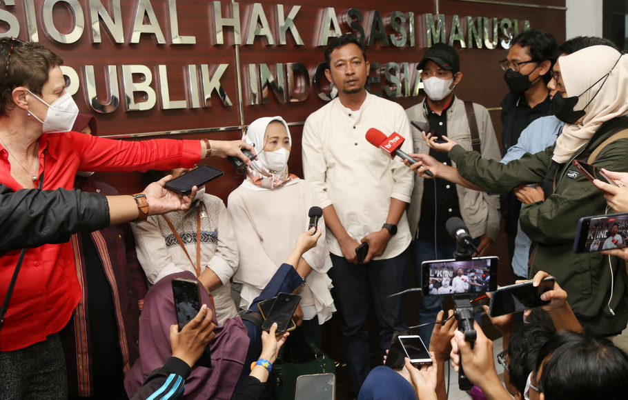 Keluarga korban Gagal Ginjal Akut Progresif Atipikal (GGAPA) memberikan keterangan pers Komisioner Komnas HAM terkait dugaan pelanggaran HAM dalam tragedi obat beracun di Jakarta, Jumat, 9 Desember 2022.