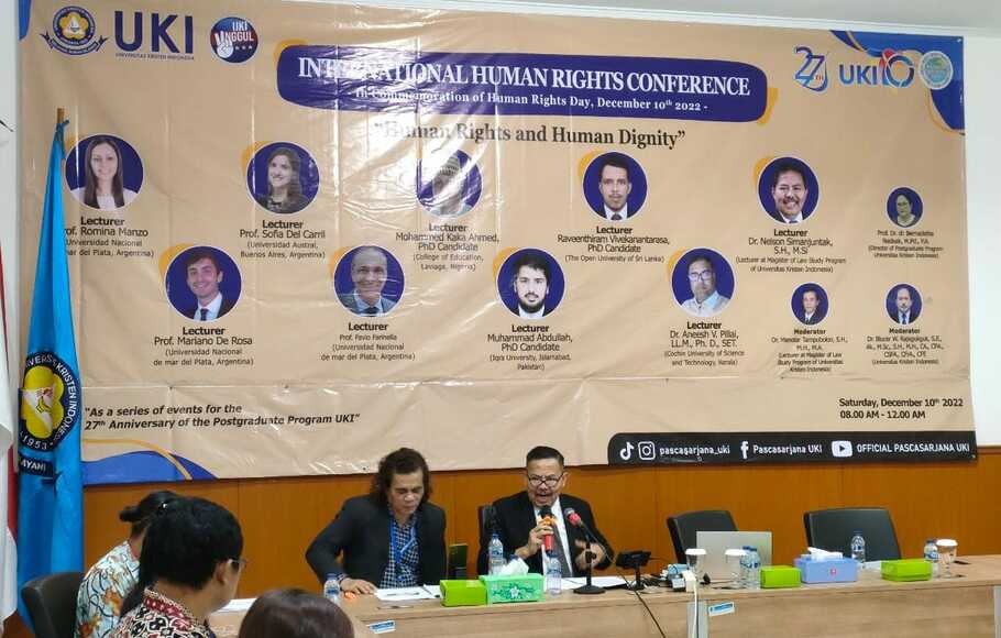 Pengamat hukum dari Universitas Kristen Indonesia (UKI) Jakarta Nelson Simanjuntak (kanan) dalam Konferensi Internasional HAM bertajuk “Human Rights and Human Dignity” yang berlangsung secara hybrid, 10 Desember 2022.