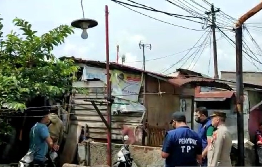 Sejumlah aparat kepolisian berjaga di sekitar rumah terduga teroris di Kelurahan Malabar, Kota Bandung, Jawa Barat, Senin, 12 Desember 2022.