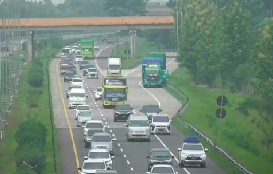 Arus kendaraan di Tol Cipali, Subang, Jawa Barat di hari Natal, Minggu 25 Desember 2022 pagi, masih terpantau padat.