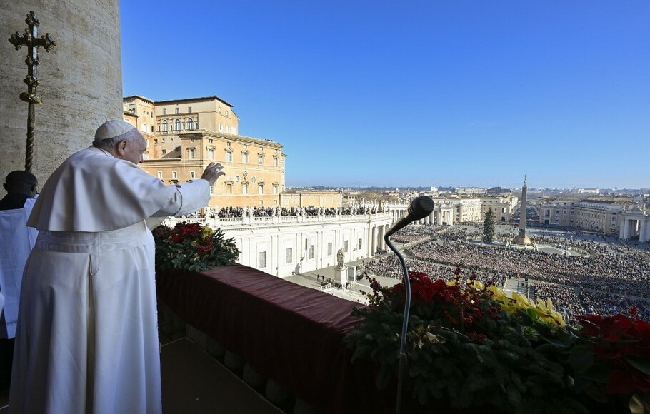 Paus Fransiskus menyampaikan berkat Natal 'Urbi et Orbi' - 