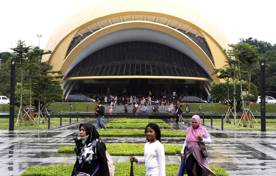 Pengunjung mengisi liburan awal tahun di Taman Mini Indonesia Indah (TMII), Jakarta Timur, Minggu 1 Januari 2023.