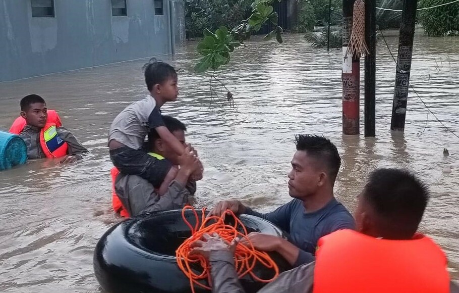 Dramatis, Aksi Pertolongan Pertama Korban Banjir Semarang - Halaman 1