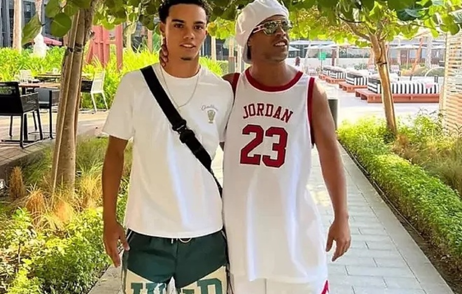 Ronaldinho (kanan) dan putranya, Joao de Assis Moreira.