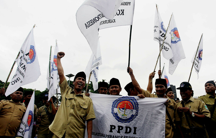 Ribuan massa dari Persatuan Perangkat Desa Indonesia (PPDI) melakukan unjuk rasa di depan Gedung DPR, Senayan, Jakarta, Rabu 25 Januari 2023.