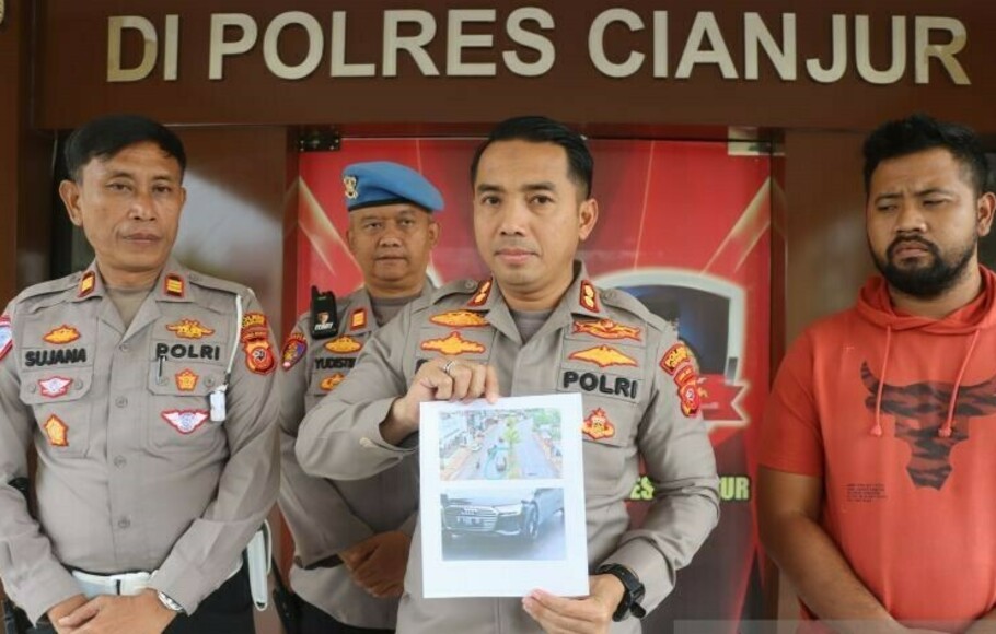 Kapolres Cianjur, Jawa Barat, AKBP Doni Hermawan, didampingi Kasatlantas Polres Cianjur dan Kasatreskrim Polres Cianjur, menunjukan ciri kendaraan yang menabrak mahasiswi Cianjur. 