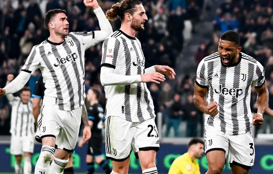 Bek Juventus, Bremer (kanan), meluapkan kegembiraan setelah menjebol gawang Lazio.