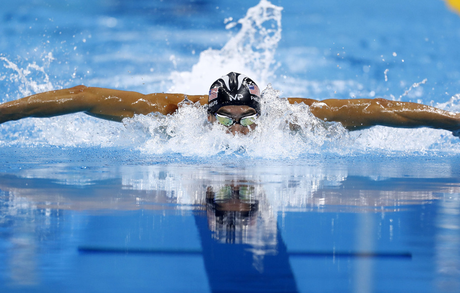 He am swimming. Фелпс Баттерфляй. Баттерфляй плавание. Правильное плавание Баттерфляй. Баттерфляй плавание Олимпийские игры.