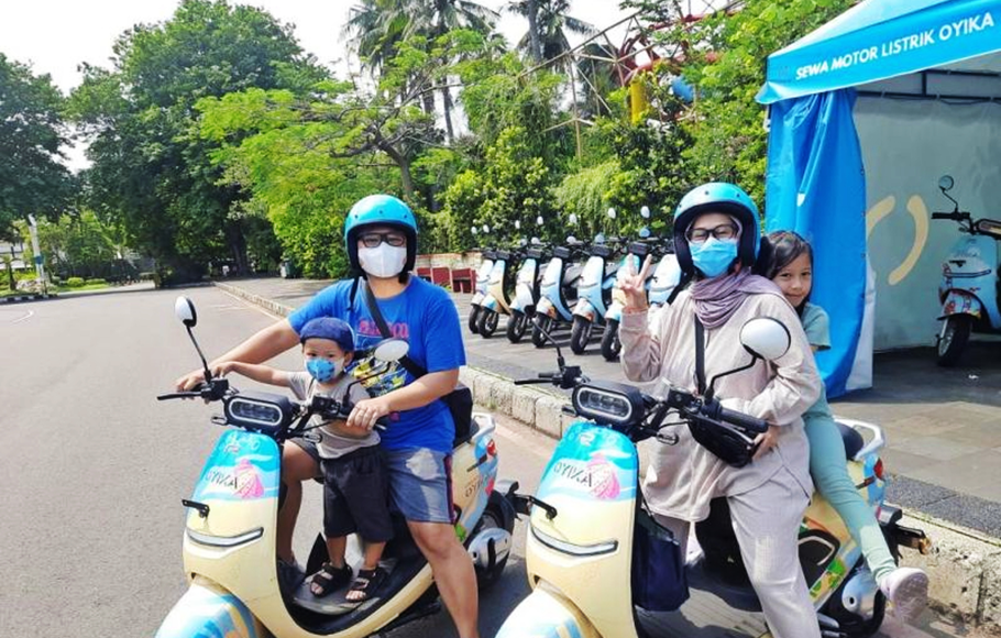 Pengunjung yang menggunakan sepeda motor listik di kawasan Ancol.