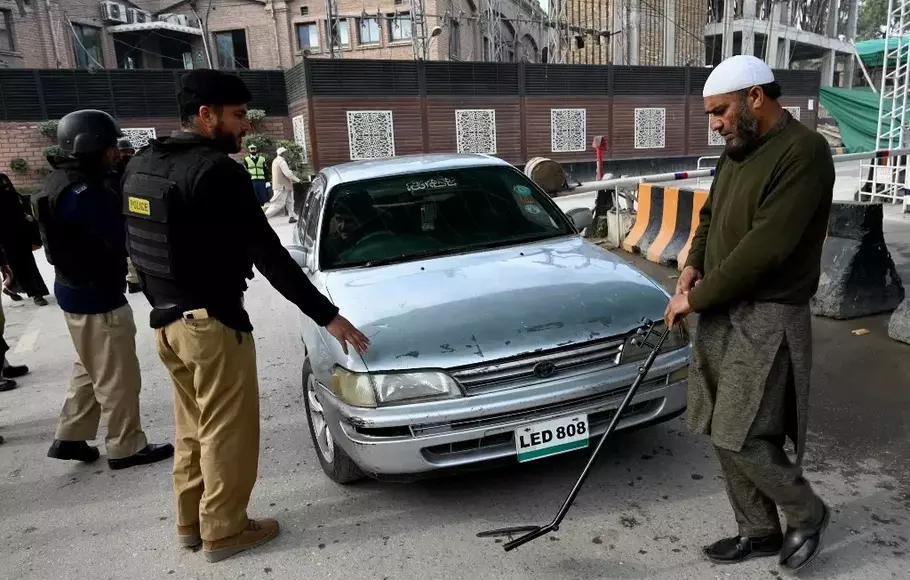 Polisi Pakistan menggeledah mobil sebelum memasuki kompleks polisi menyusul aksi bom bunuh diri di masjid pada 30 Januari.
