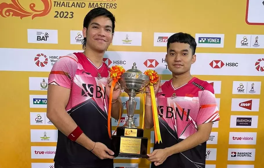 Leo Rolly Carnando (kanan) dan Daniel Marthin dengan trofi Thailand Masters 2023.