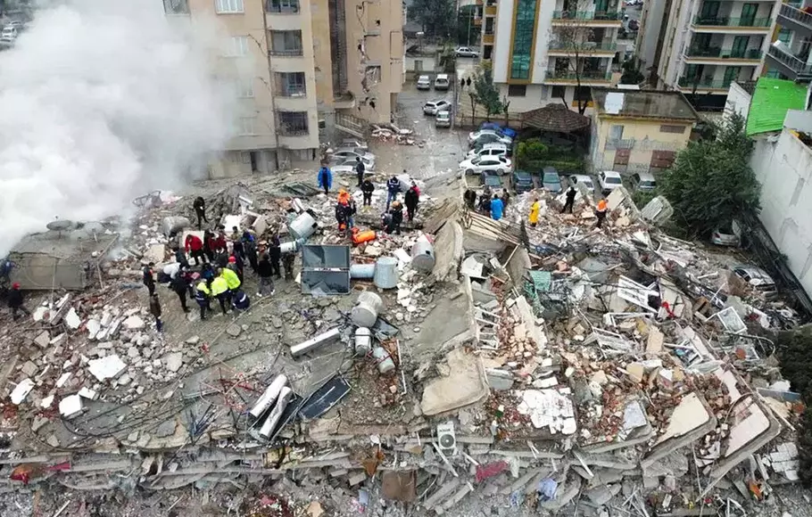Tim penyelamat tengah berupaya mencari korban di sebuah bangunan yang hancur di Kahramanmaras, Turki, Senin, 6 Februari 2023. 