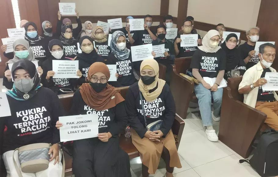 Keluarga korban gagal ginjal akut anak menunggu sidang gugatan class action di Pengadilan Negeri (PN) Jakarta Pusat, Selasa, 7 Februari 2023.