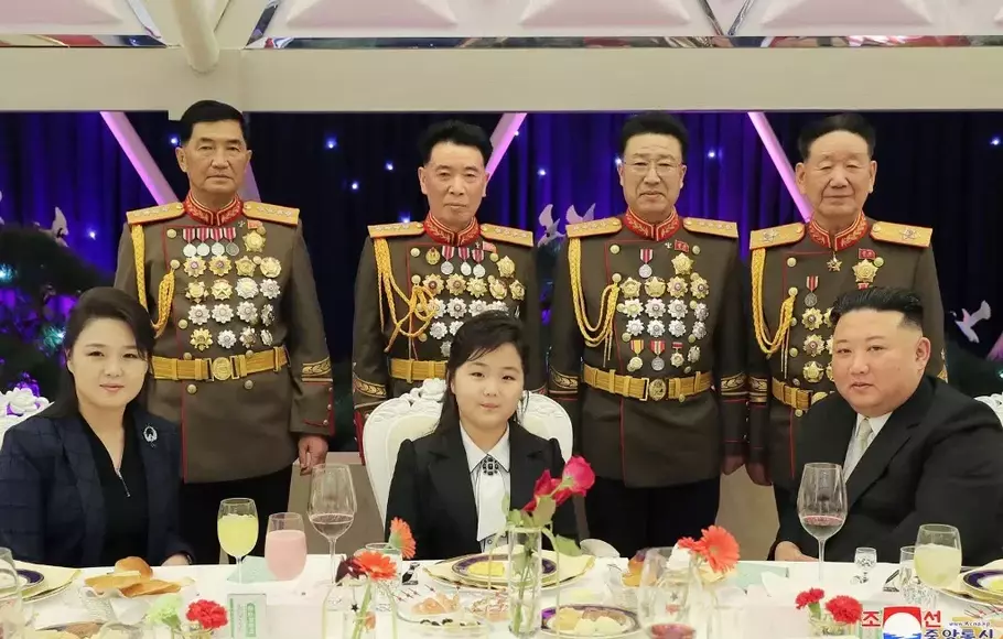 Pemimpin Korea Utara Kim Jong-un menghadiri perjamuan untuk memperingati 75 tahun Tentara Rakyat Korea (KPA), bersama istrinya Ri Sol-Ju (kiri) dan putrinya Ju Ae (tengah).
