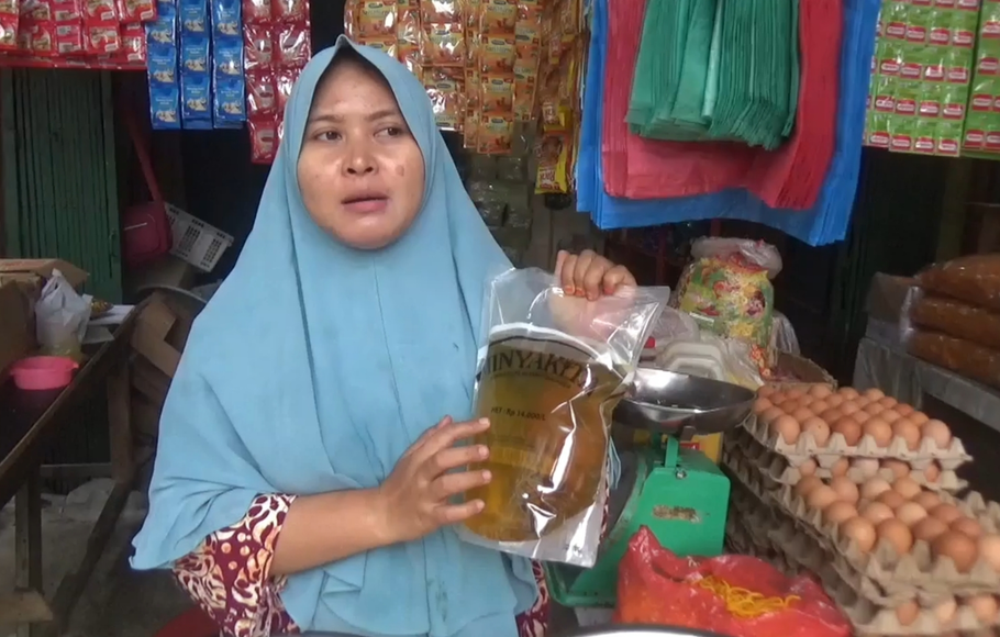 Salah seorang pedagang Minyakita di pasar tradisional Medan Deli, Jalan Yos Sudarso, Kecamatan Medan Barat, Kota Medan, Sumatera Utara, Sabtu 11 Februai 2023.