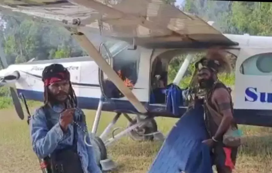 Egianus Kogoya bersama salah satu anggota KKB Nduga saat membakar pesawat Susi Air di Bandara Paro, Nduga.