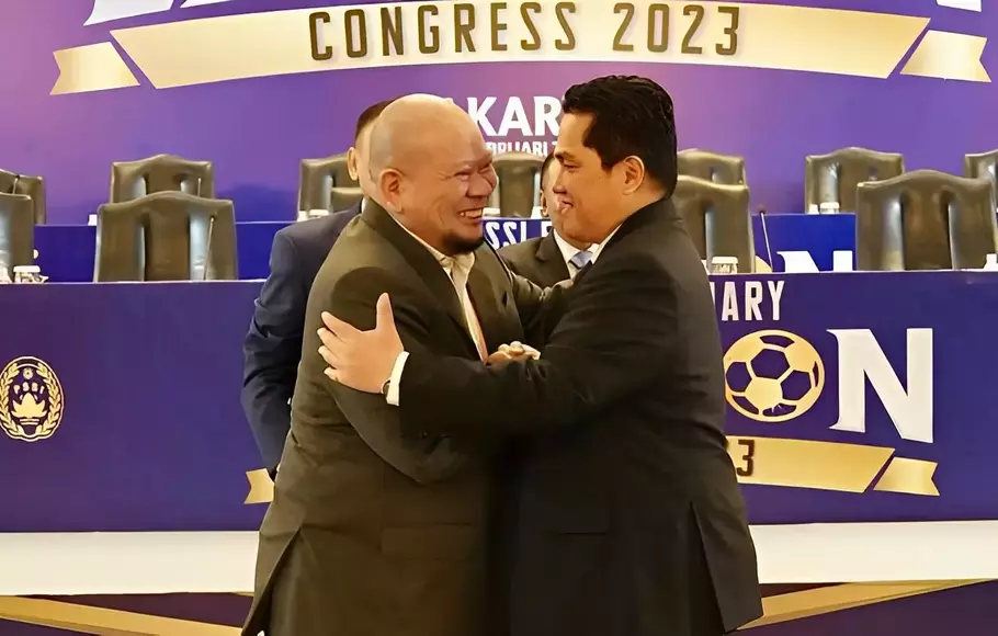 La Nyalla Mattaliti (kiri) dan Erick Thohir dalam acara Kongres Luar Biasa (KLB PSSI) 2023 di Hotel Shangri La, Jakarta, Kamis, 16 Februari 2023.